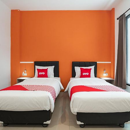Oyo Flagship 1575 Urban 18 Hotel Surabaya Luaran gambar