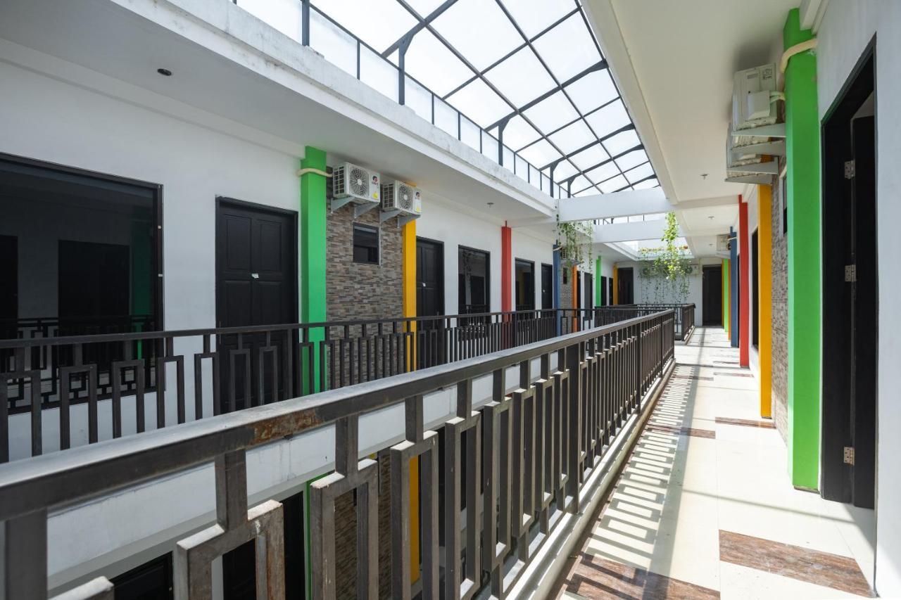 Oyo Flagship 1575 Urban 18 Hotel Surabaya Luaran gambar