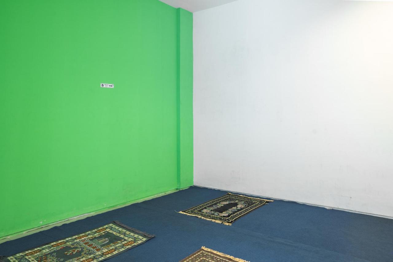 Oyo Flagship 1575 Urban 18 Hotel Surabaya Luaran gambar