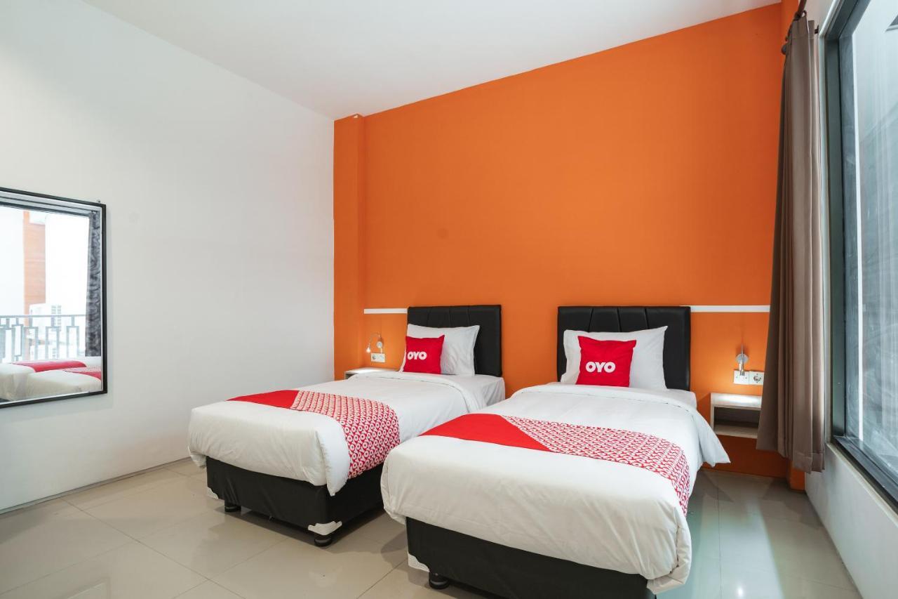 Oyo Flagship 1575 Urban 18 Hotel Surabaya Luaran gambar