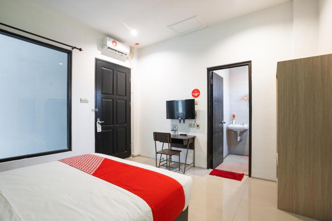 Oyo Flagship 1575 Urban 18 Hotel Surabaya Luaran gambar